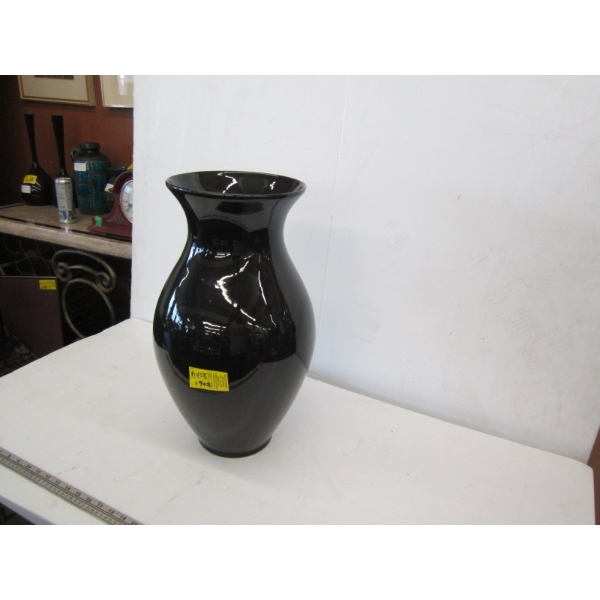 BLACK MEDIUM SIZE VASE