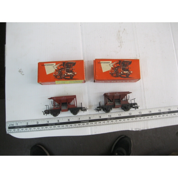2 HO TRAIN CARS