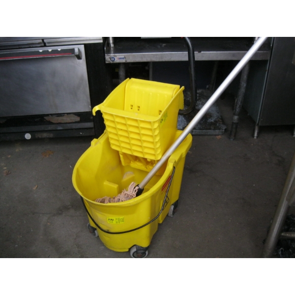 MOP BUCKET W/SQUEEGEE & MOP
