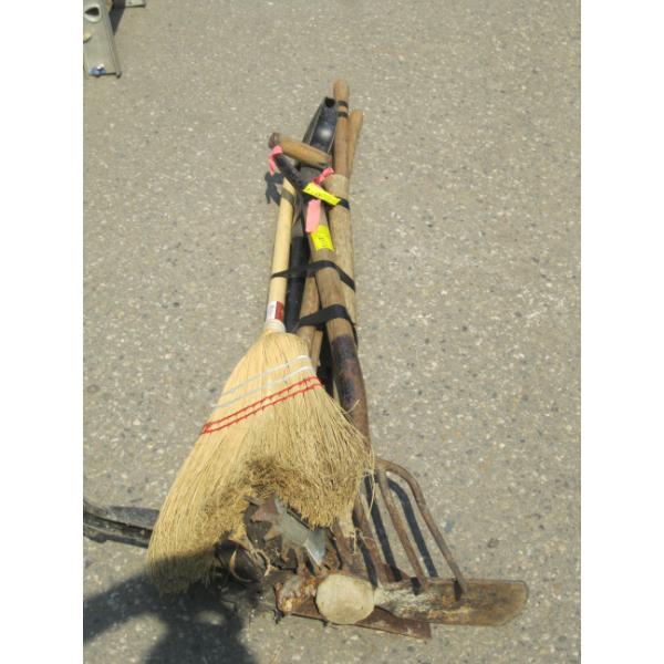 BUNDLE OF GARDEN TOOLS
