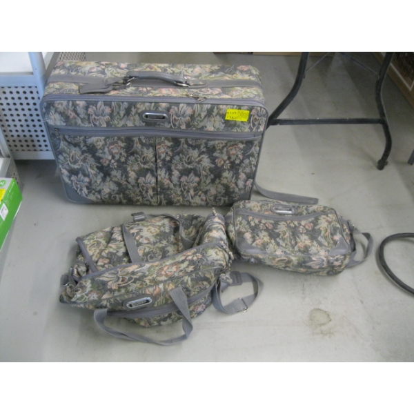 SET OF SUITCASES