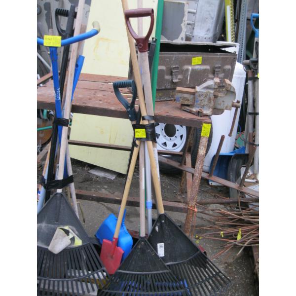 BUNDLE OF GARDEN TOOLS