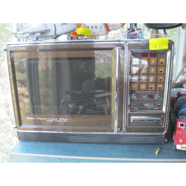 VINTAGE AMANA MICROWAVE OVEN
