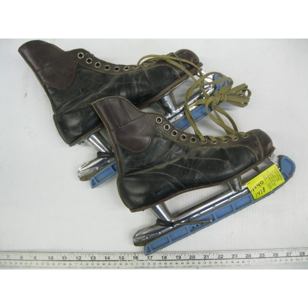 PAIR OF LEATHER SKATES