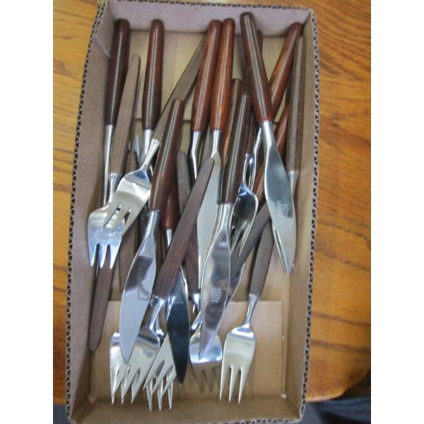 WOOD HANDLED SILVERWARE