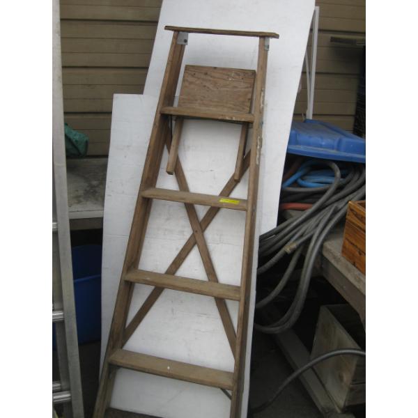 WOODEN 5' STEPLADDER