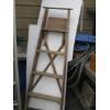 Image 1 : WOODEN 5' STEPLADDER