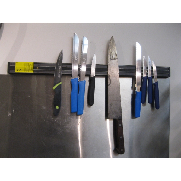MAGNETIC KNIFE RACK W/ASST. KNIVES