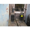 Image 3 : 2 HAND PUMP OIL PUMPS W/TANKS