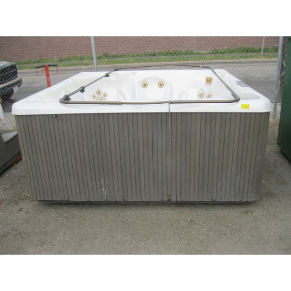 "AS IS" HAMPTON BAY HOT TUB