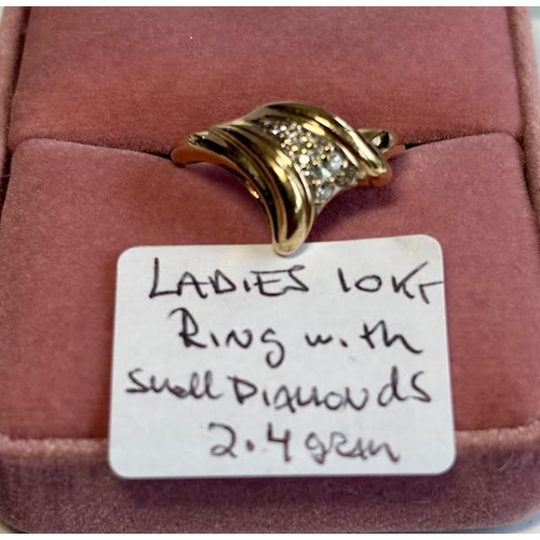 LADIES 10KT RING W/SMALL DIAMONDS - 2.4G - SZ 6 1/2