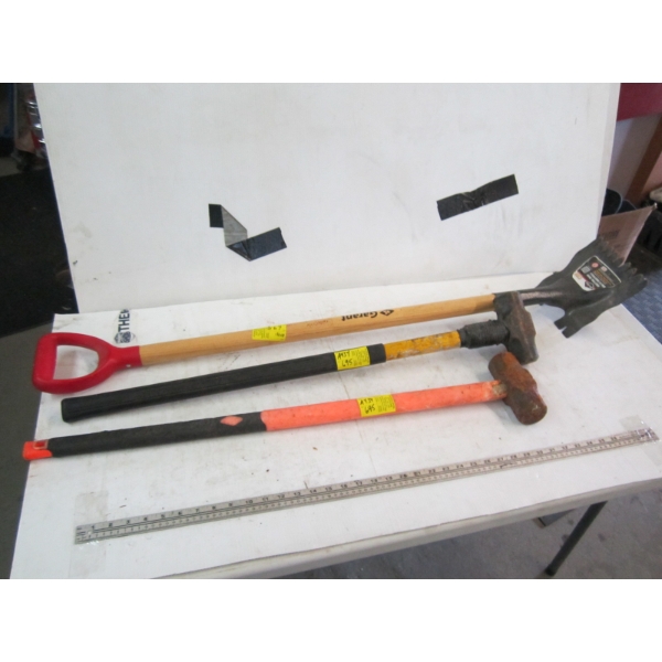 BUNDLE OF SLEDGEHAMMERS & ROOFER'S SPADE