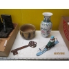 Image 3 : 2 FLATS OF MISC. FIGURINES & DÉCOR
