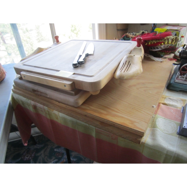 WOODEN CUTTING BOARDS, 2 KNIVES