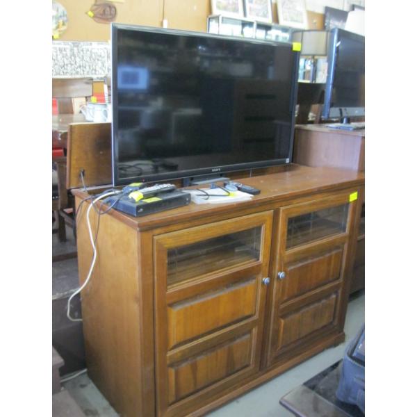 ELECTRIC LIFT TV CABINET W/SONY TV & REMOTE