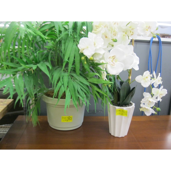 1 ARTIFICIAL PLANT & 1 POT W/ARTIFICIAL FLOWERS 