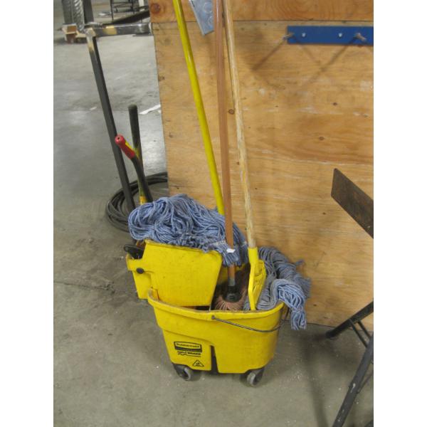 MOP BUCKET W/MOPS