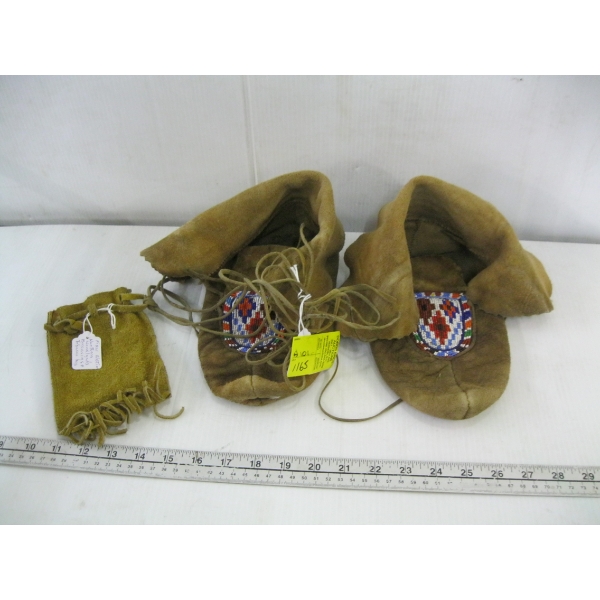 NORTHERN WOODLAND MOCCASINS W/TOBACCO BAG