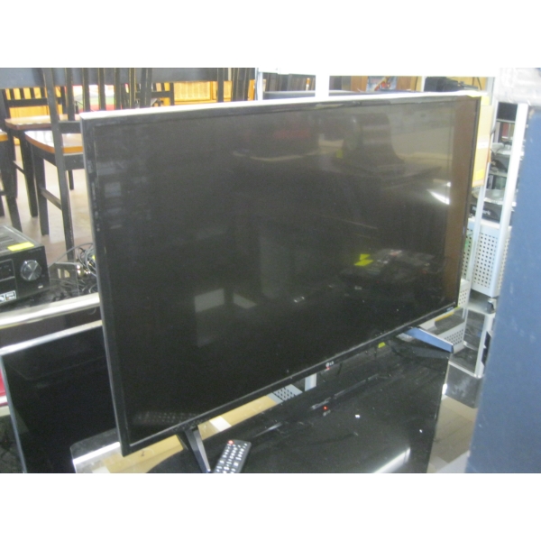43" LG TV W/REMOTE
