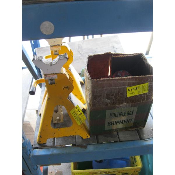 PAIR OF AXLE STANDS & A HYDRAULIC BOTTLEJACK