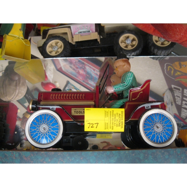TIN BATTERY OPERATED CAR