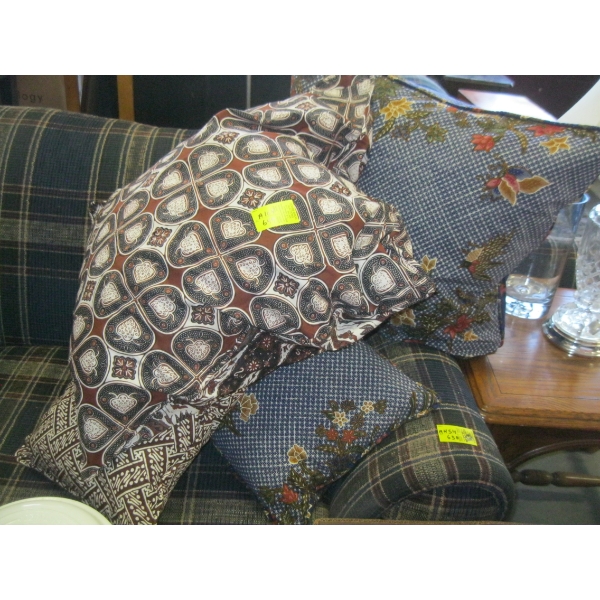 5 DECORATIVE PILLOW SHAMES FULL OF PEANUTS