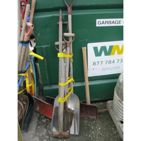 BUNDLE OF GARDEN TOOLS & A PIC