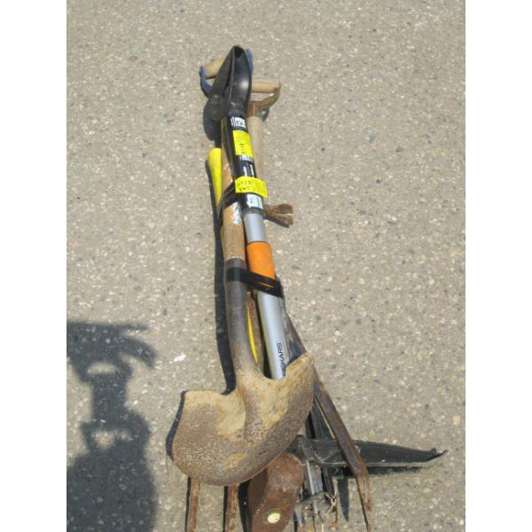 BUNDLE OF GARDEN TOOLS