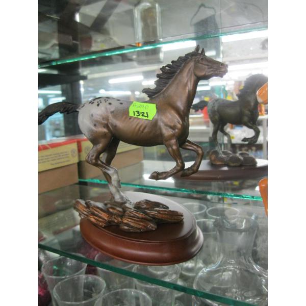 METAL FRANKLIN MINT HORSE ON STAND