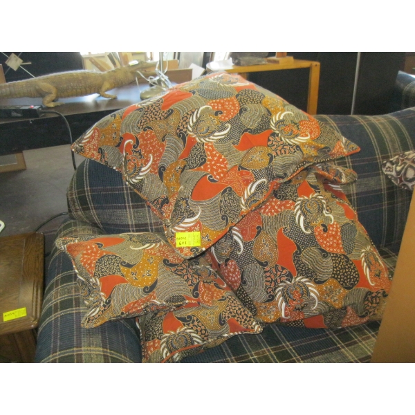 2 LARGE & 2 SMALL DECORATIVE PILLOW SHAMES FULL OF PEANUTS