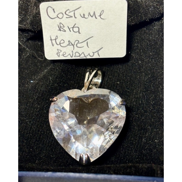 COSTUME BIG HEART PENDANT