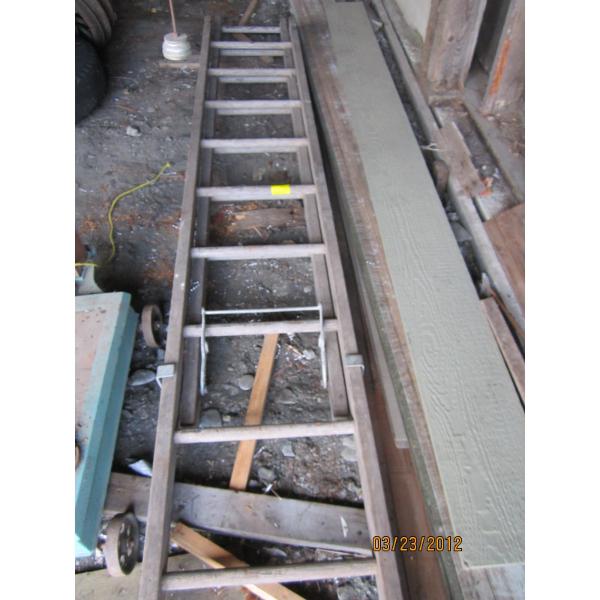 WOODEN EXTENSION LADDER