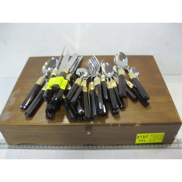ROGERS STAINLESS CUTLERY SET & PLASTIC HANDLE CUTLERY SET