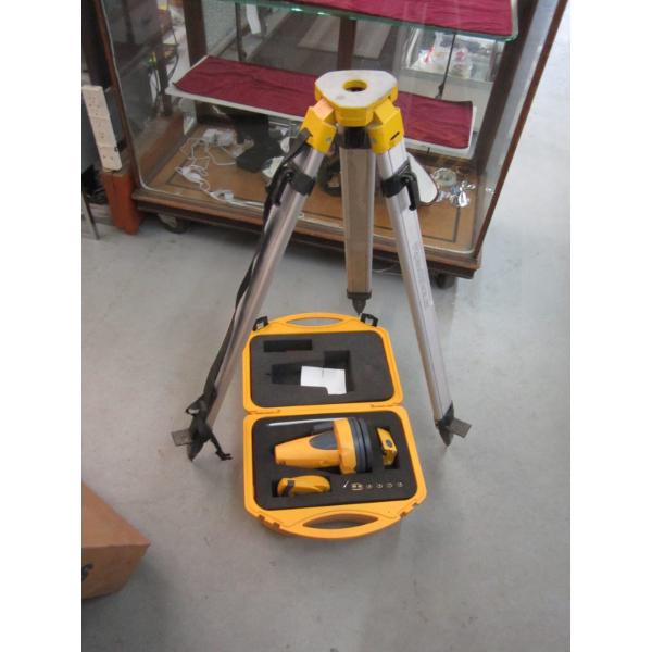 ROBO TOOLS LASER LEVEL W/CASE & TRIPOD