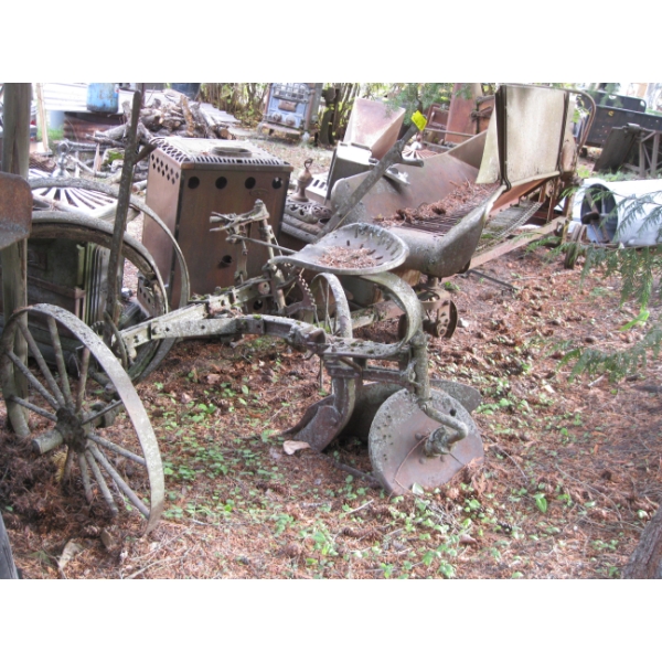 VARIOUS VINTAGE YARD ART FARM IMPLEMENTS - JOHN DEERE SILKY PLOW, ETC.