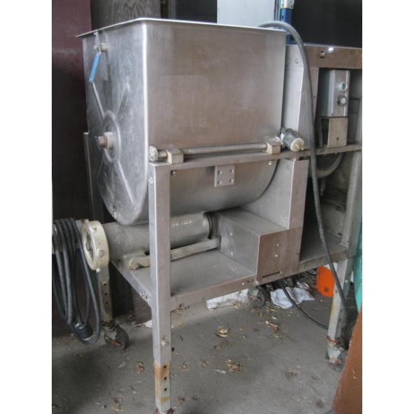 COMMERCIAL MIXER ON CASTORS