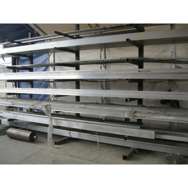 CANTILEVERED METAL RACK