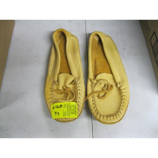 PAIR OF LEATHER MOCCASINS, SZ 8