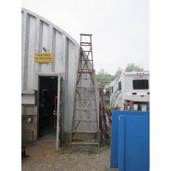 12' WOODEN STEPLADDER