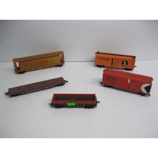 5 HO SCALE TRAIN CARS
