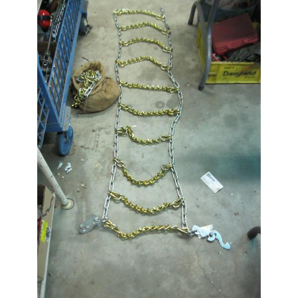 SET OF NEW TIRE CHAINS