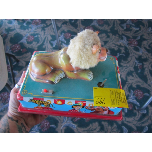 TIN LION BATTERY OPERATED TOY