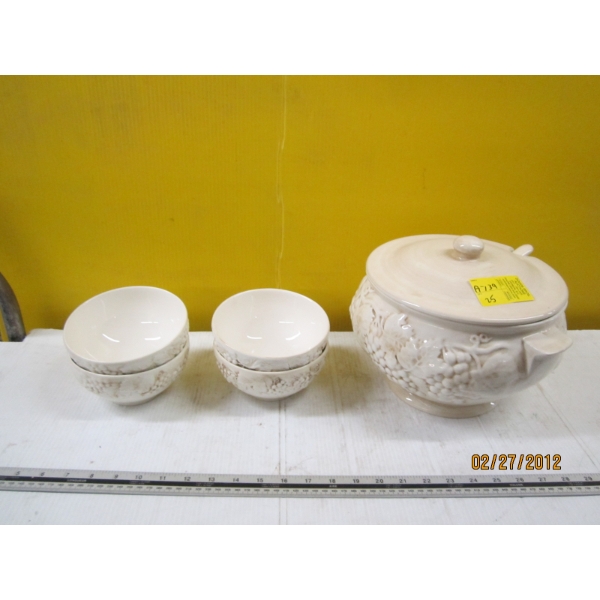 SOUP TUREEN W/LID & 4 BOWLS