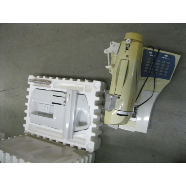 SINGER SEWING MACHINE W/ATTACHMENT