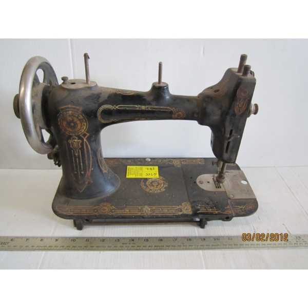 SINGER SEWING MACHINE  