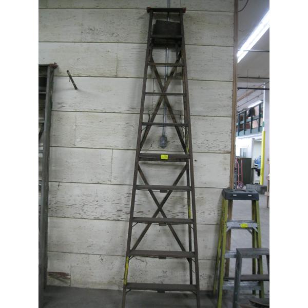 10' WOODEN STEPLADDER