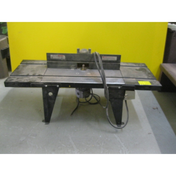 SEARS CRAFTSMAN ROUTER TABLE W/BLACK & DECKER ROUTER