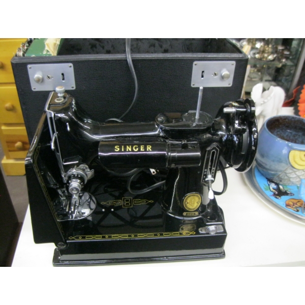 SINGER FEATHERWEIGHT SEWING MACHINE