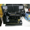 Image 1 : SINGER FEATHERWEIGHT SEWING MACHINE