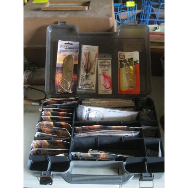 TACKLEBOX W/LG. LOT OF NEW LURES